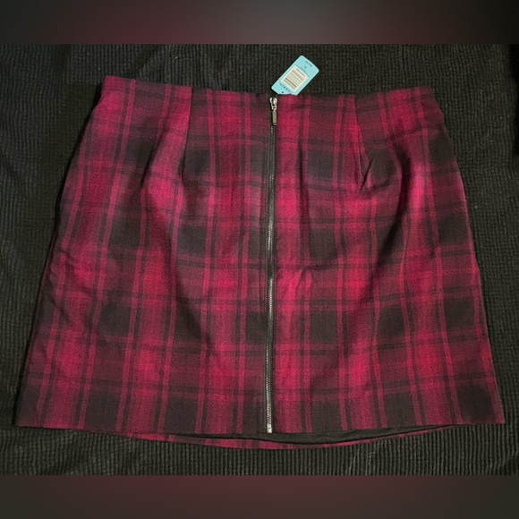 Torrid Red/Black Plaid Zip Front Midi Skirt‎ Size 20 Lined Pleated NWT - Picture 1 of 7